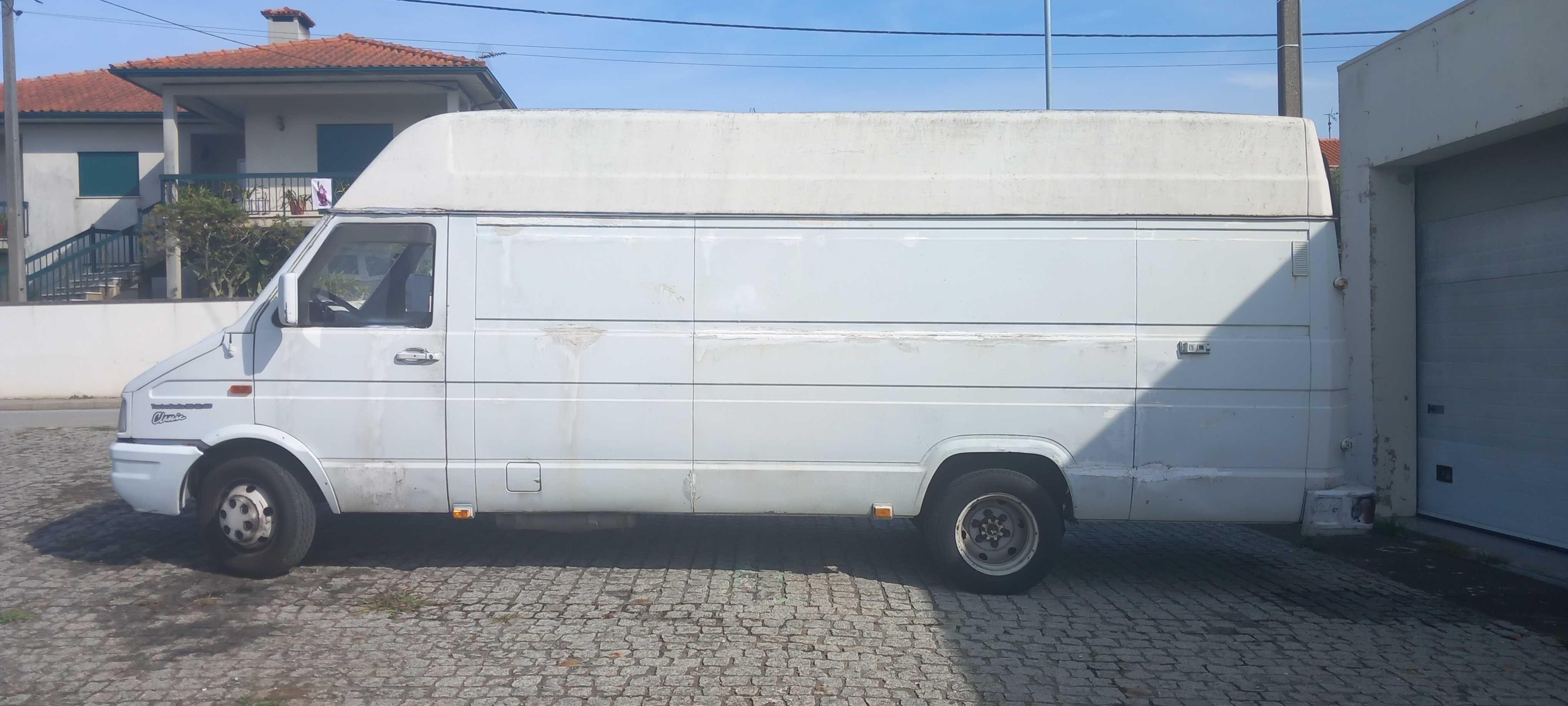 Carrinha IVECO comprida c/ motorista para mudanças e recolhas