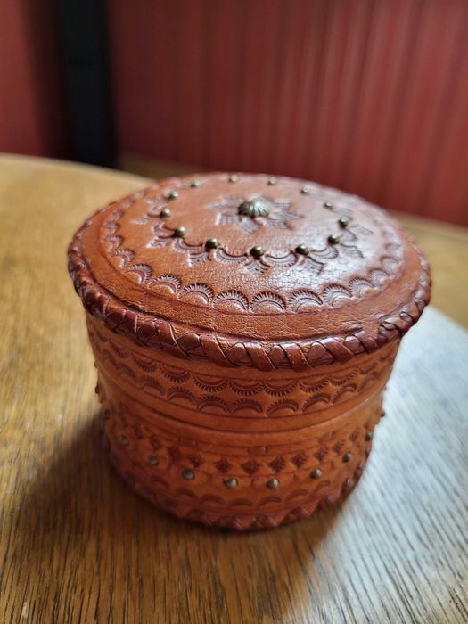 Okrągłe pudełko (puzderko) skórzane - nowe