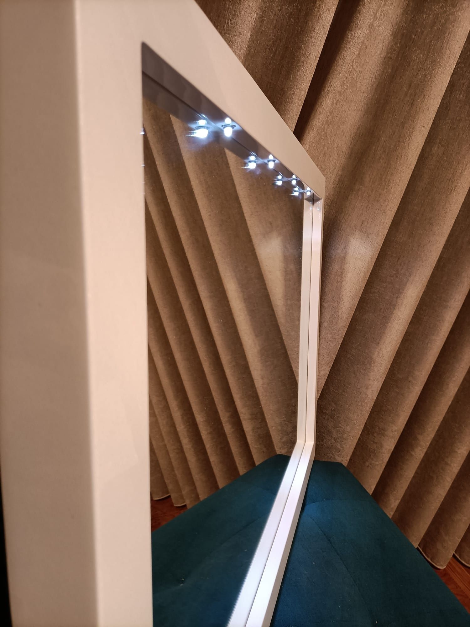 Espelho lacado com led (96×68cm)