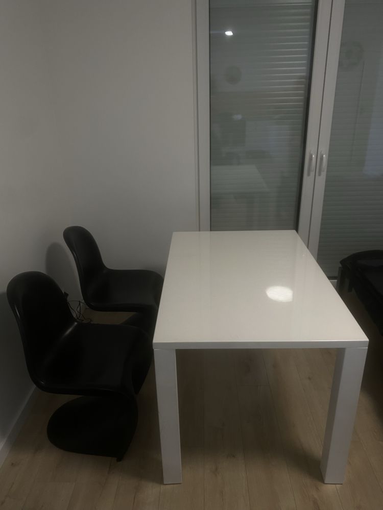 Designerski komplet: stół oraz cztery krzesła – elegancki styl