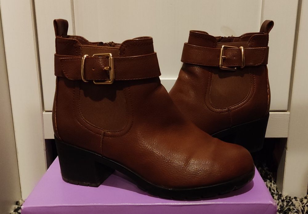 Brązowe botki ze złotą klamerką