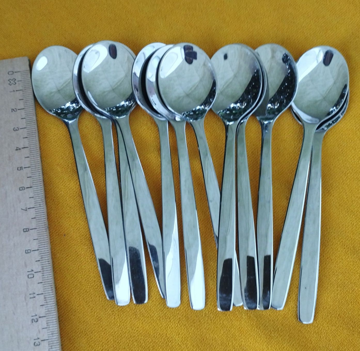Talheres pequenos e decoração bolos