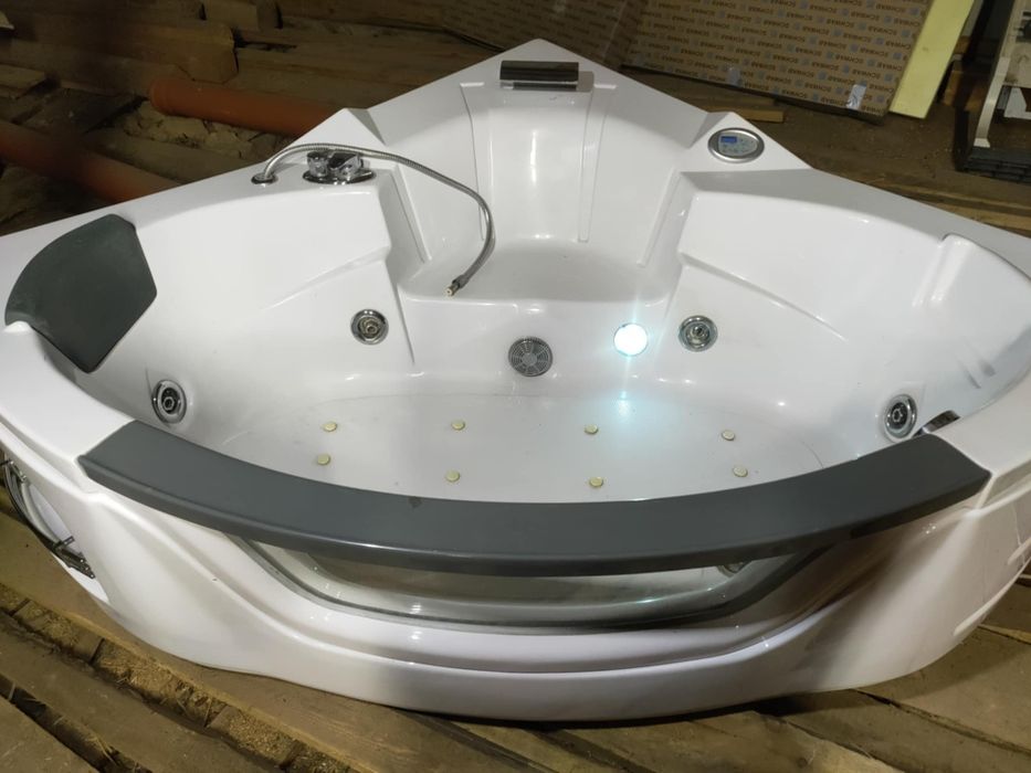 Wanna narożna z hydromasażem