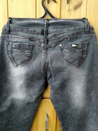 Серые штаны джинсы