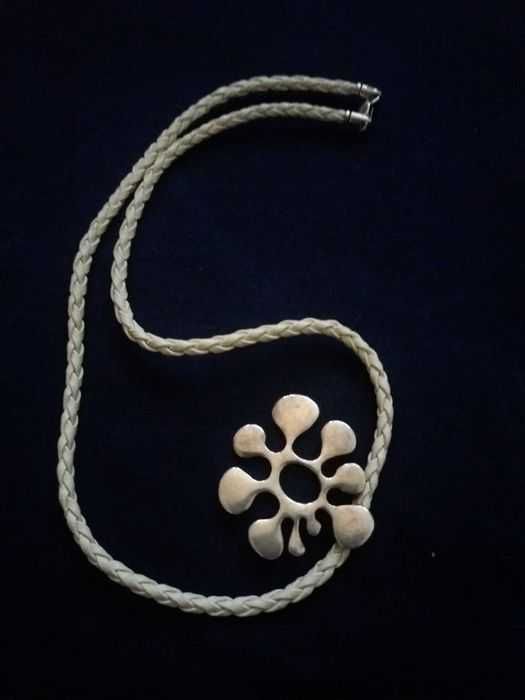 Жгут кожа 44 см , серебро