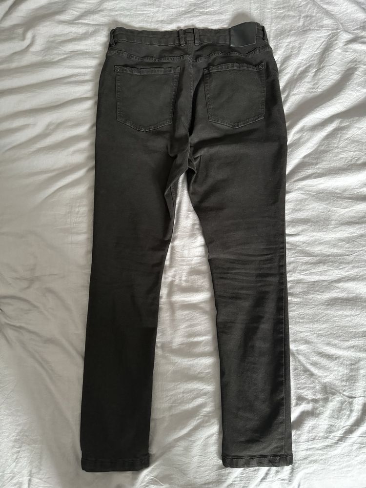 Czarne jeansy skinny Reserved