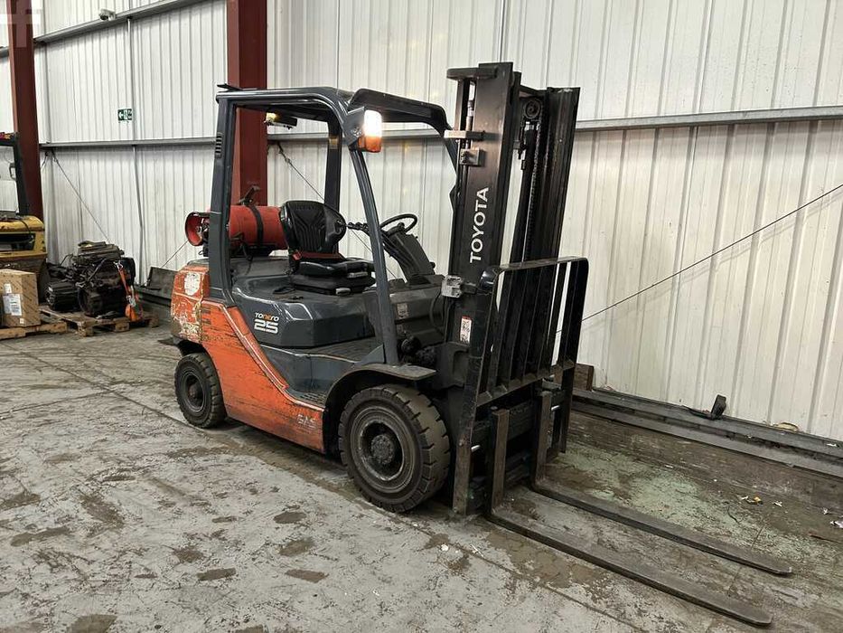 Погрузчик Toyota 02-8FGF25