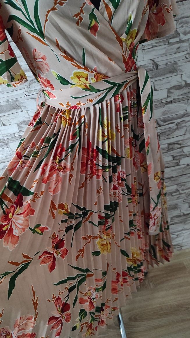 Plisowana wielobarwna sukienka w kwiaty XS