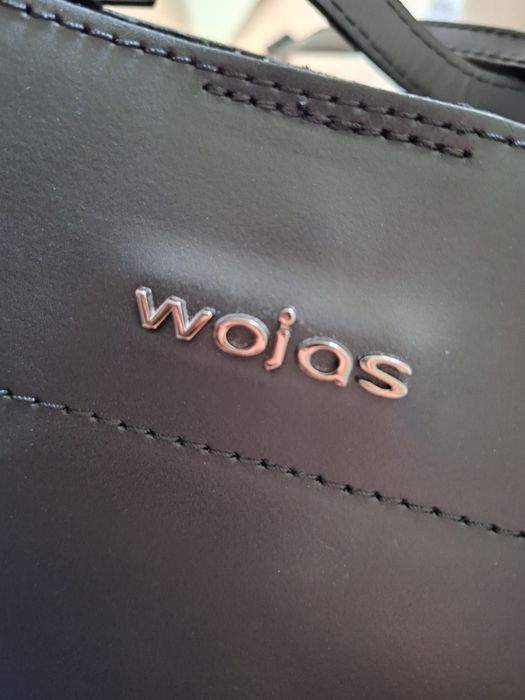 Czarna skórzana torebka damska typu kuferek