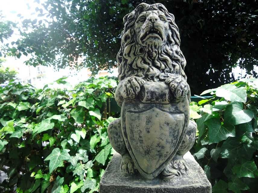 Leão com Escudo - decoração em pedra