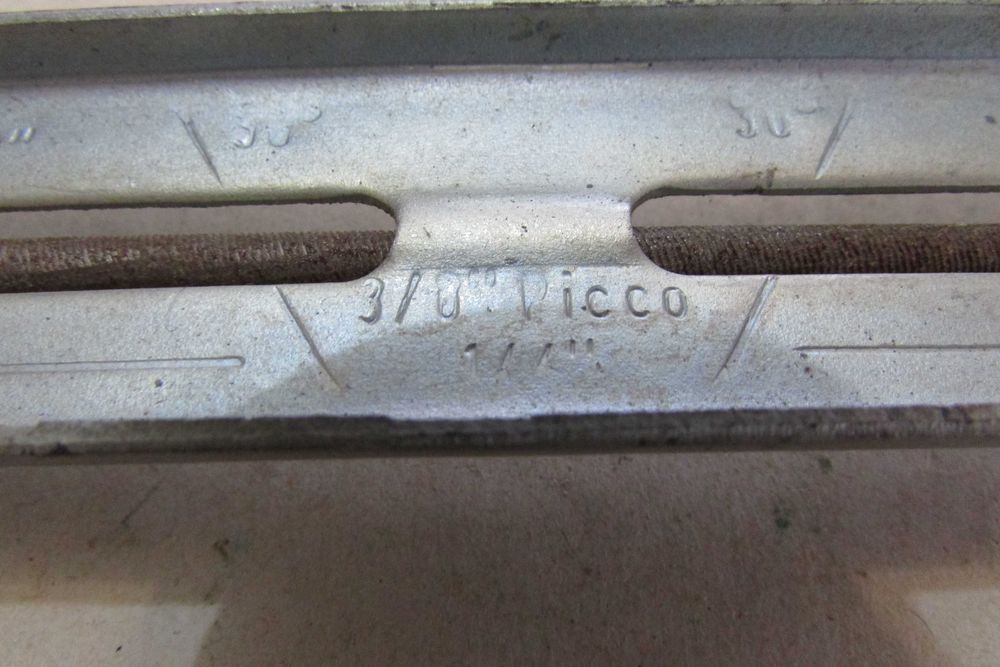 Приспосіблення для гостріння ланцюгових пил.