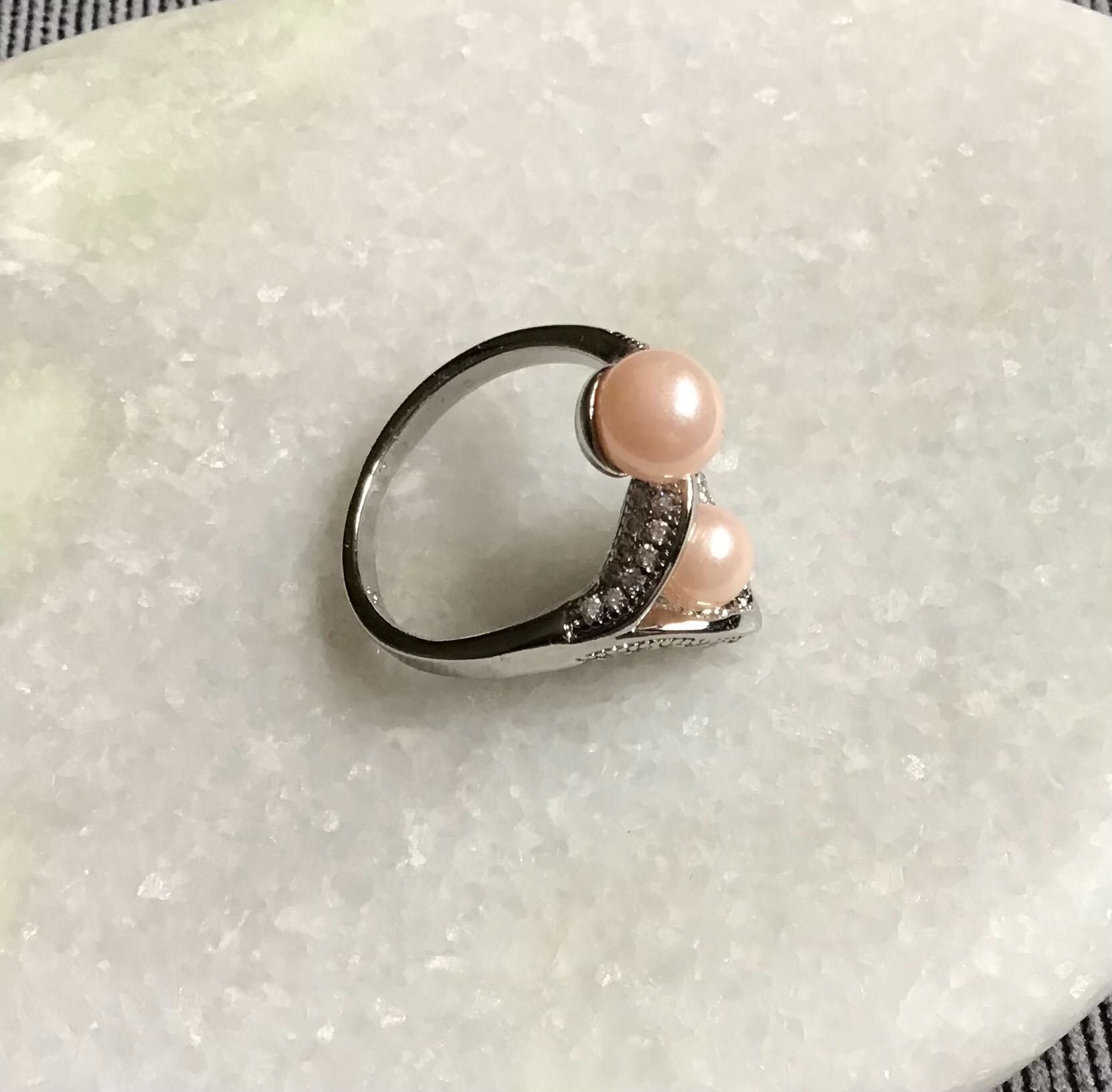 Srebrny pierścionek z różowá perłà