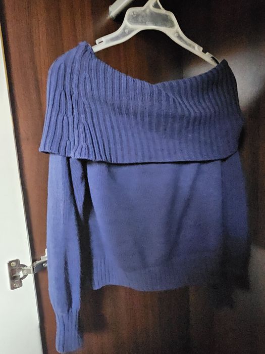Granatowy sweter "off shoulders"