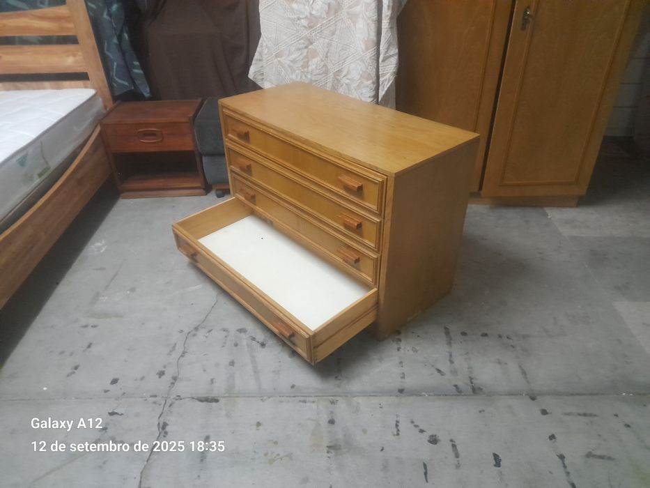 Cama solteiro,comoda,mesinha