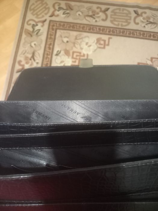 Продам кожаный портфель.