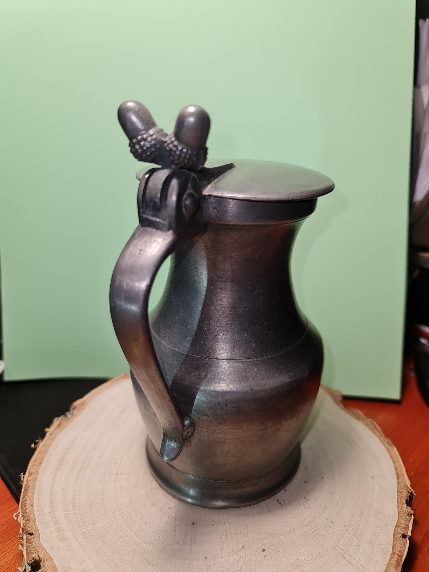 Stary cynowy dzban z pokrywką - dąb - żołędzie (17cm)