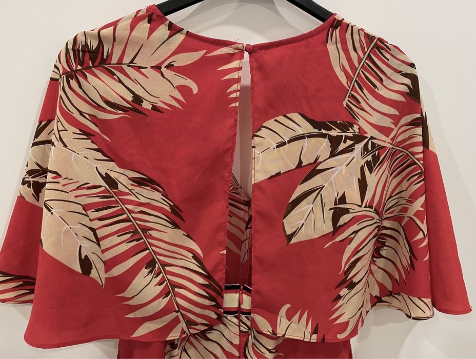 Macacão vermelho com padrão de folhas (MLD, tamanho S)