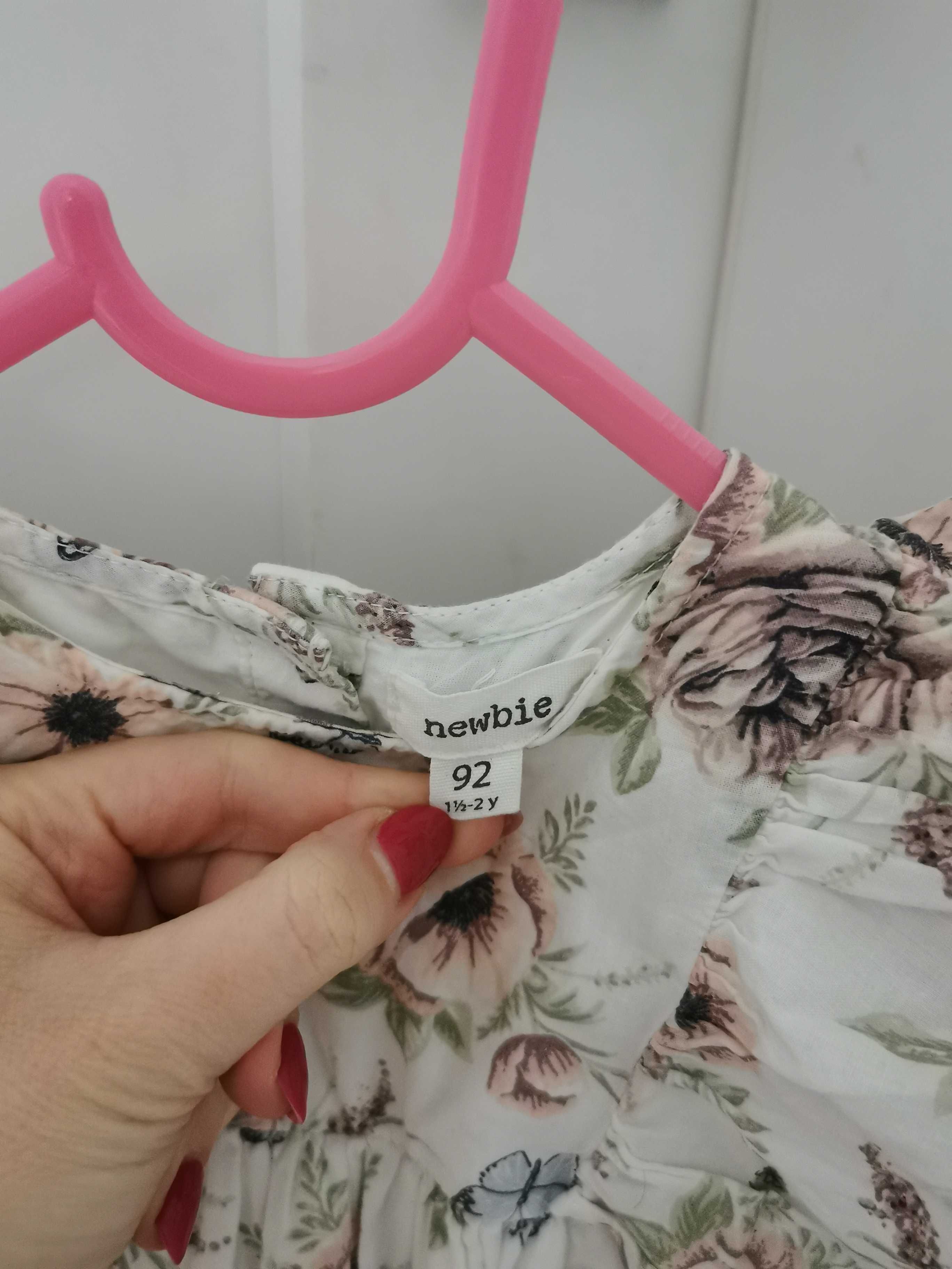 Newbie 92, Zestaw Sukienka w roze i motyle + opaska