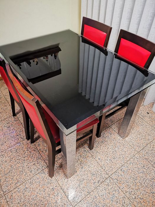 Vendo mesa de sala de jantar em aço cromado com tampo em vidro duplo