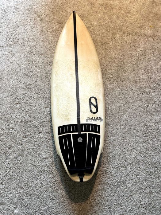 Prancha twin fin Slater Designs Akila Aipa modelo Flat Earth 5'5 25,9L
