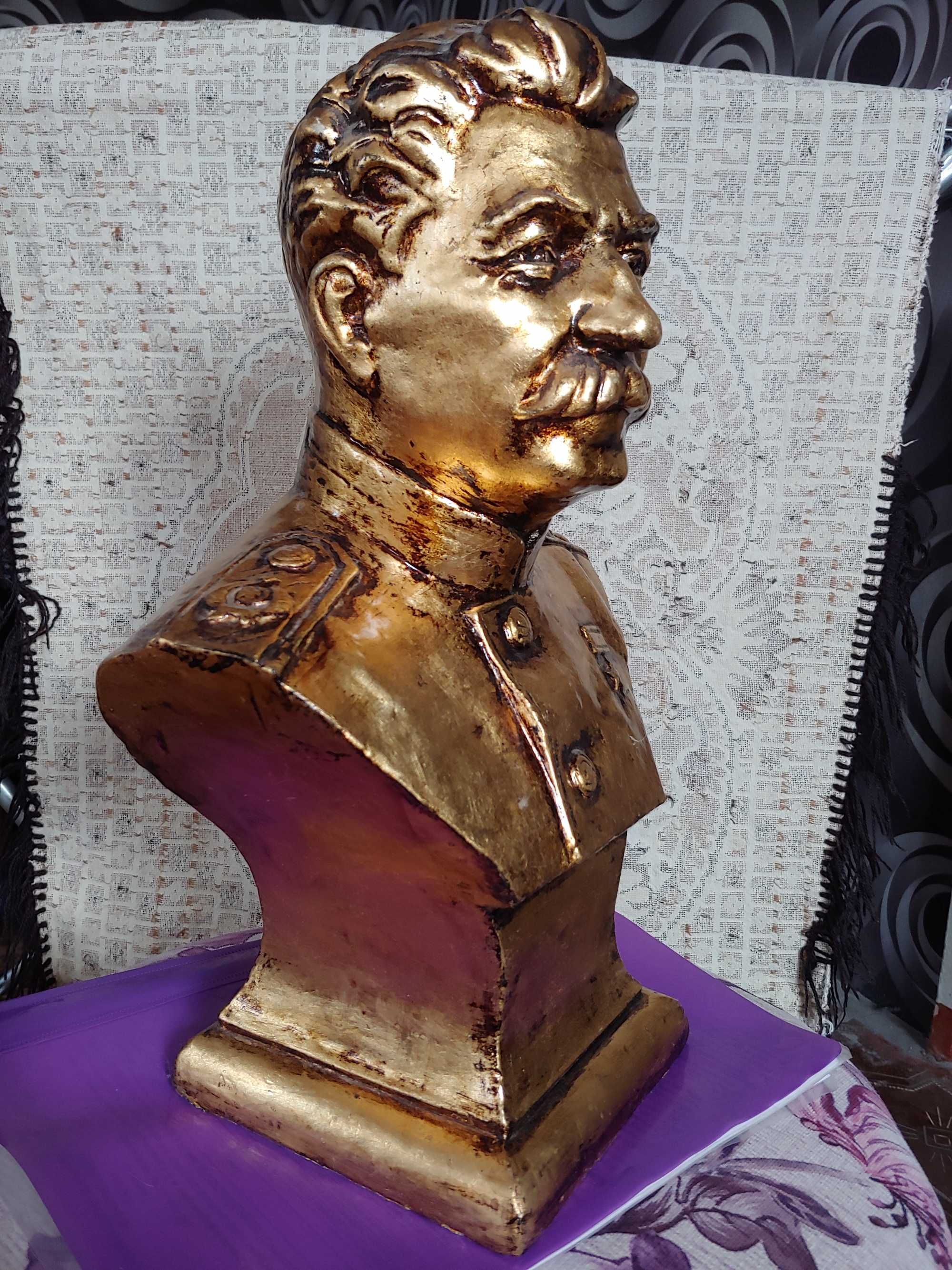 Бюст Сталина. Сталін
