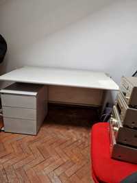 Mesa de escritório com gavetas e cadeira