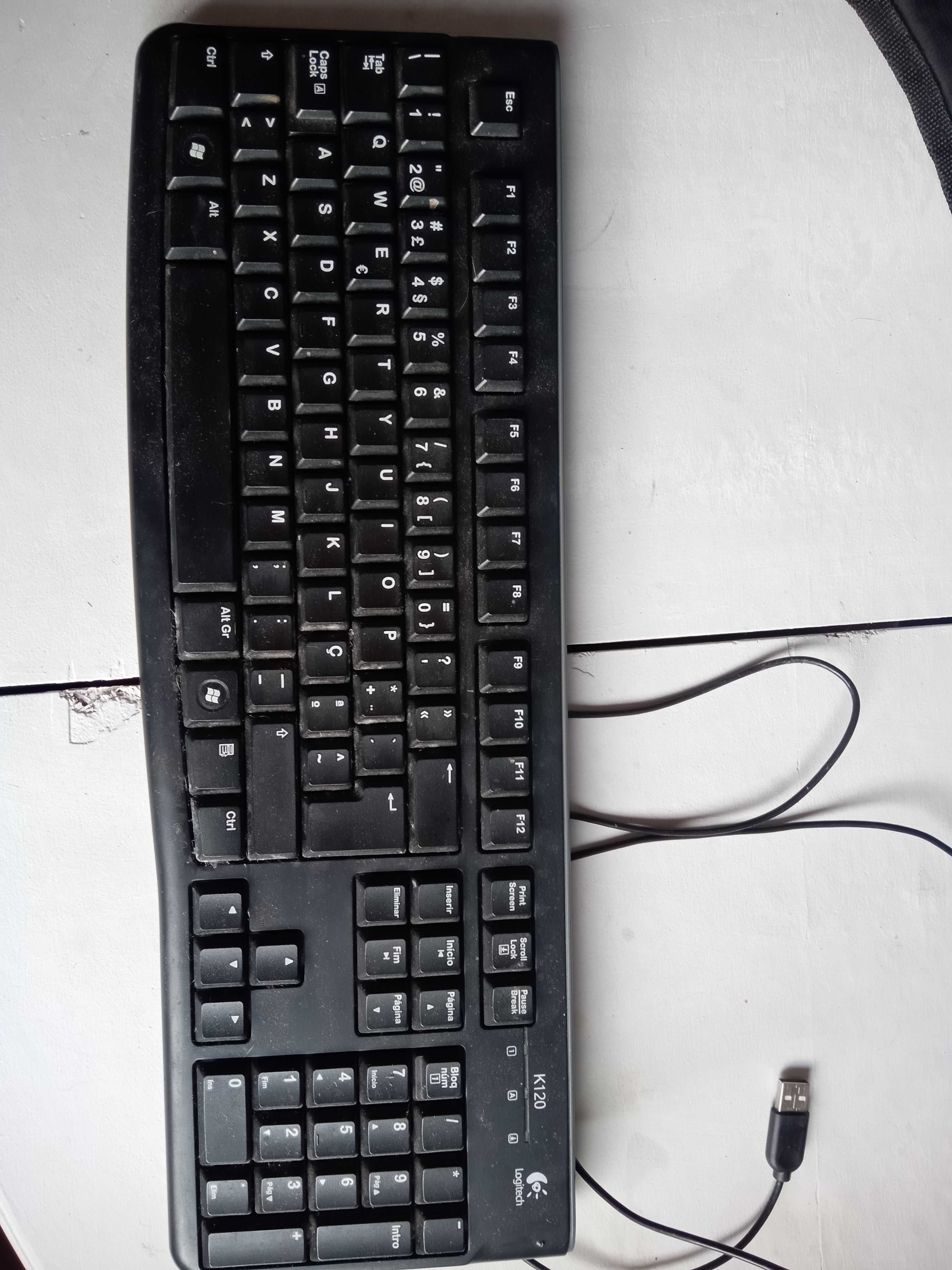 2 teclados Logitech e um sem fios