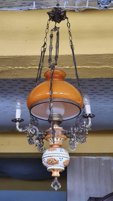 Lampa wisząca z mosiężnymi zdobieniami