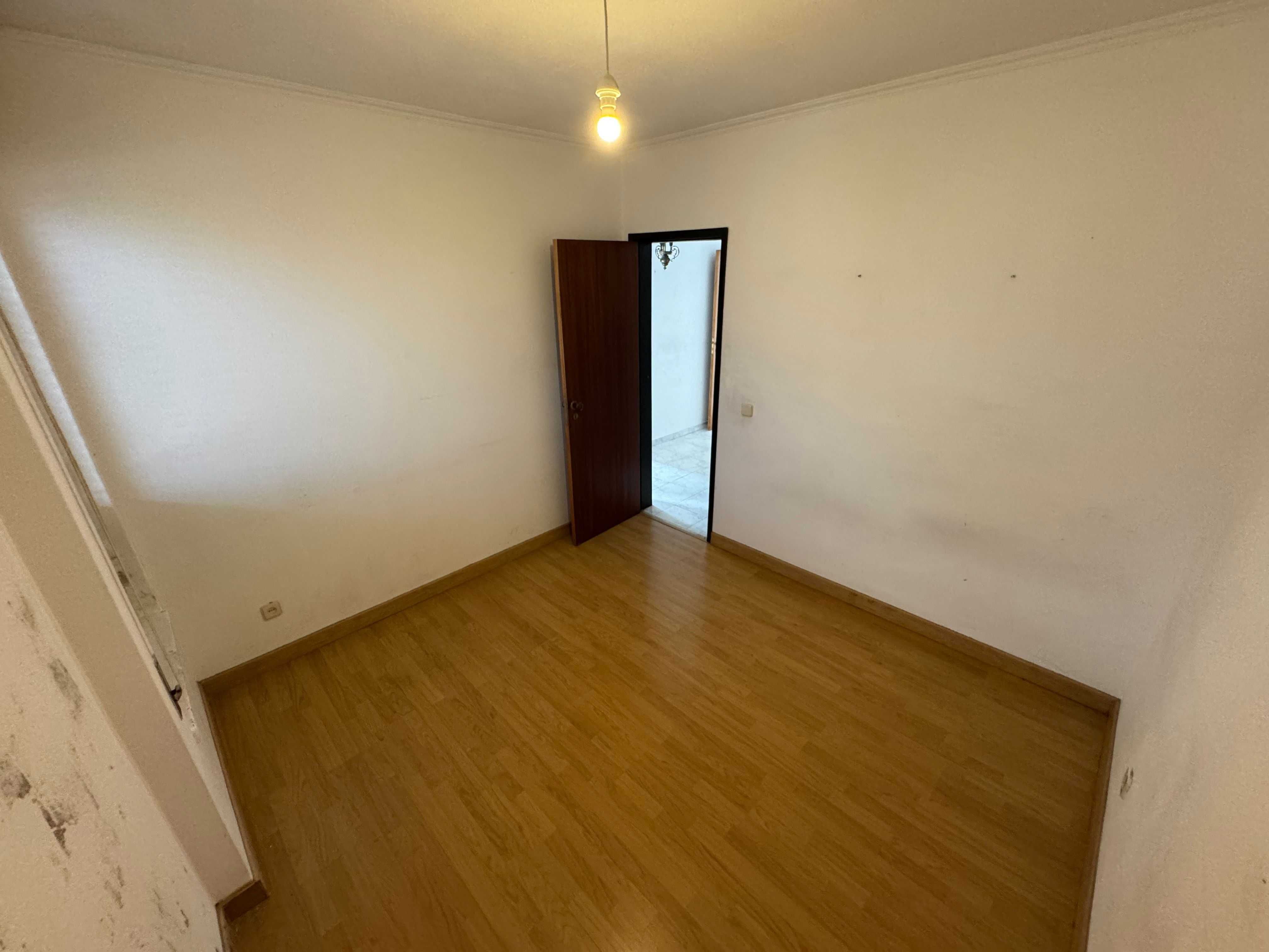 T3 espaçoso, com arrecadação e 2 casas de banho