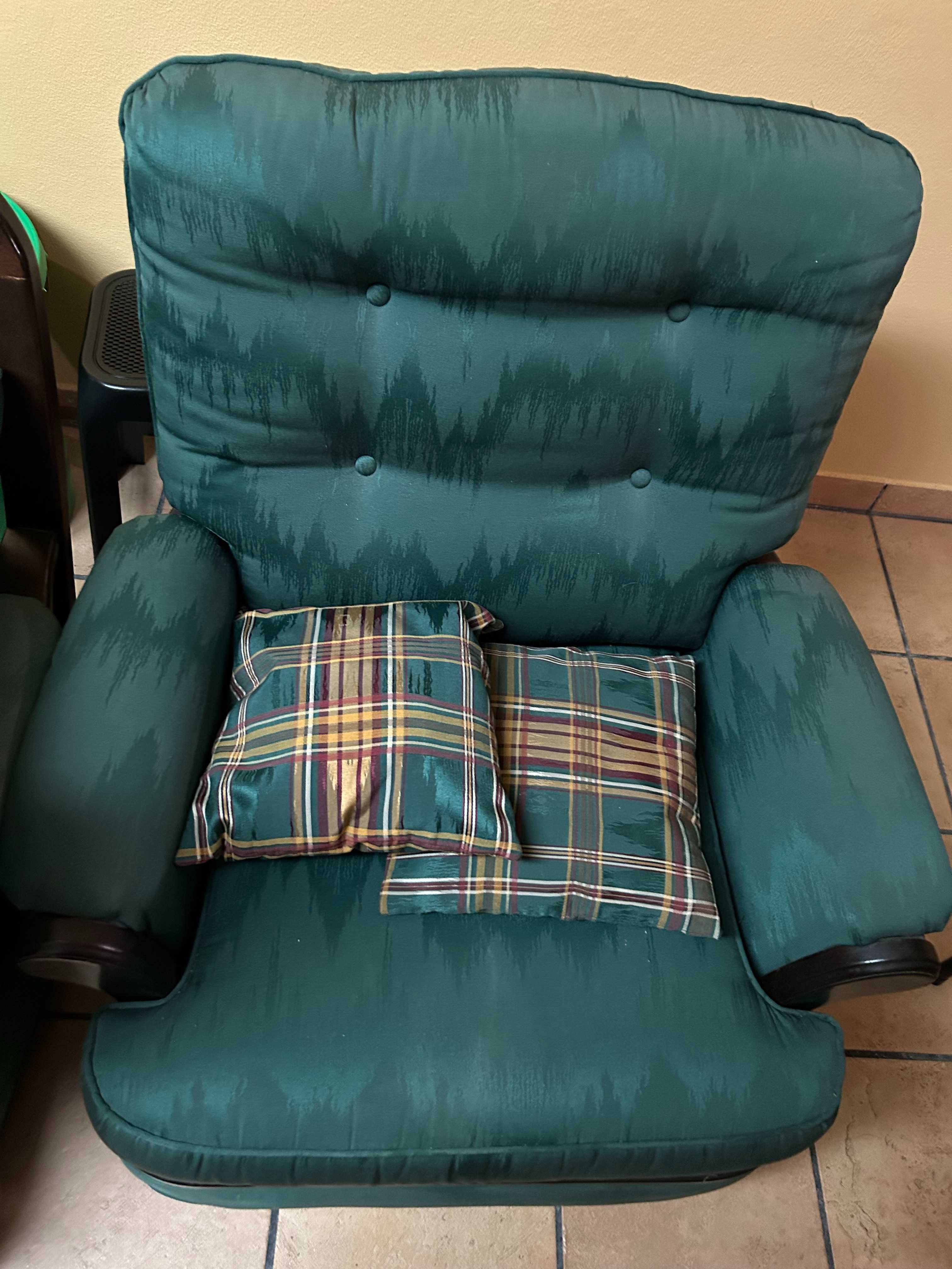1 sofa de dois lugares e 1 poltrona
