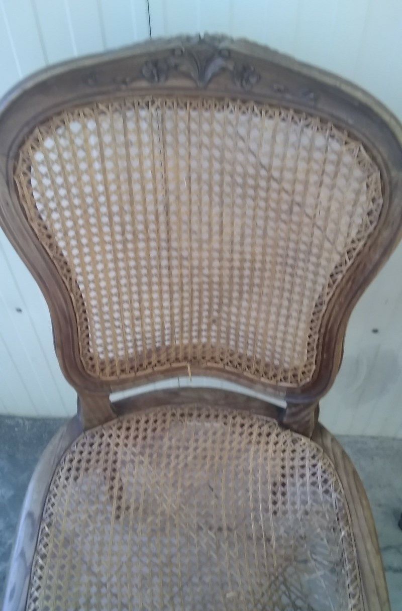 Cadeiras antigas com palhinha danificada