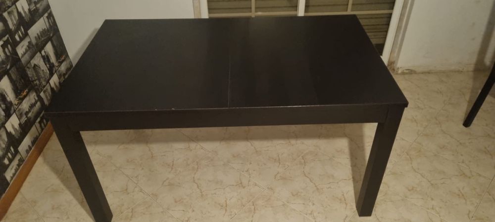 Mesa de jantar de côr preta