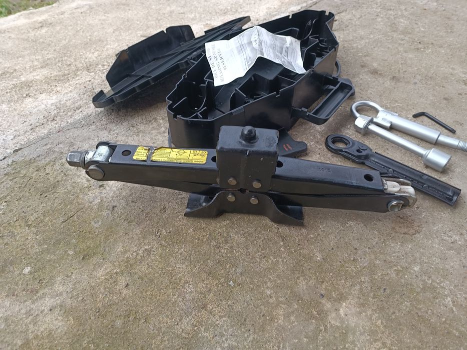 Продам оригінальний домкрат на Віваро Трафік Пpimacтap з 2001-2014pp