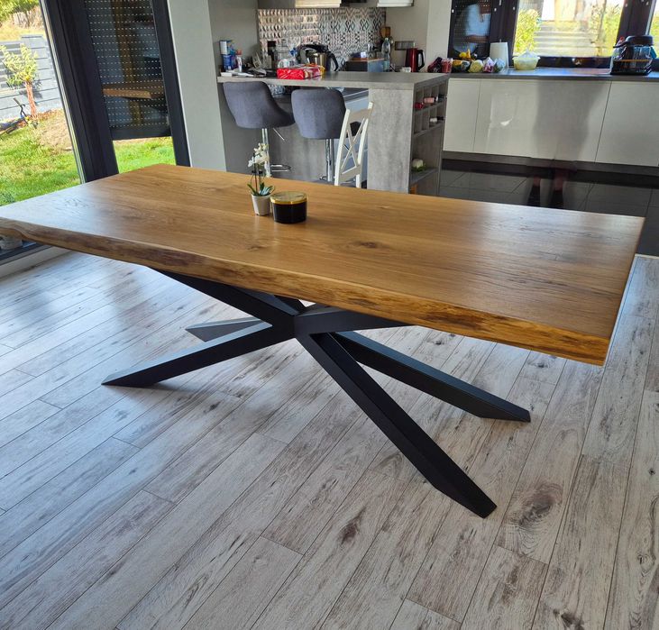 Nowoczesny stół dębowy.