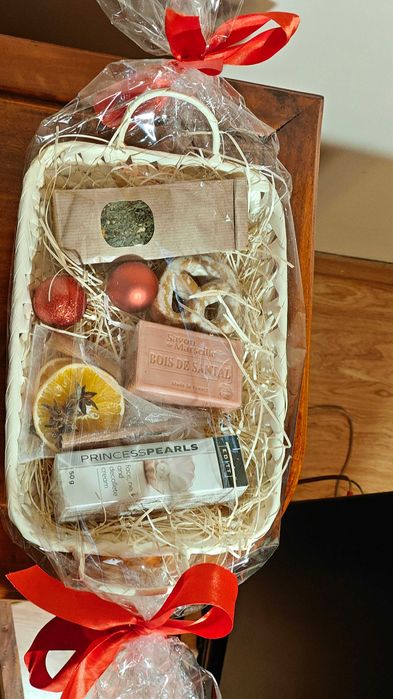 zestaw kosz prezentowy świąteczny, idealny na prezent