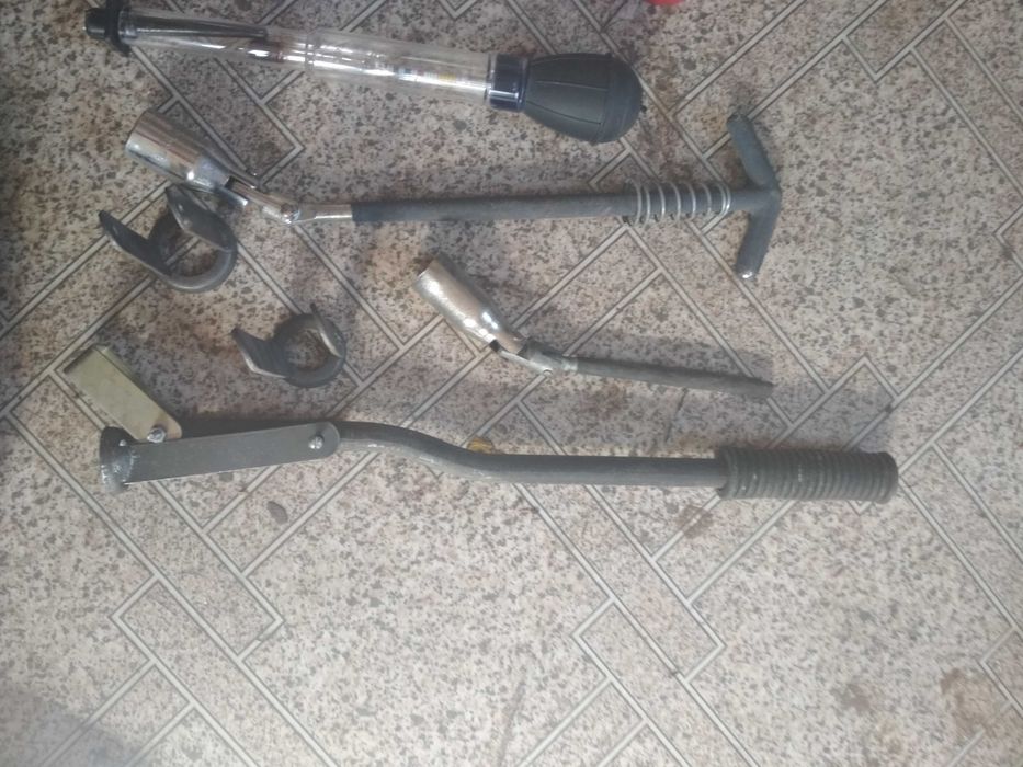 ареометр , смазочный шприц , свечной ключ