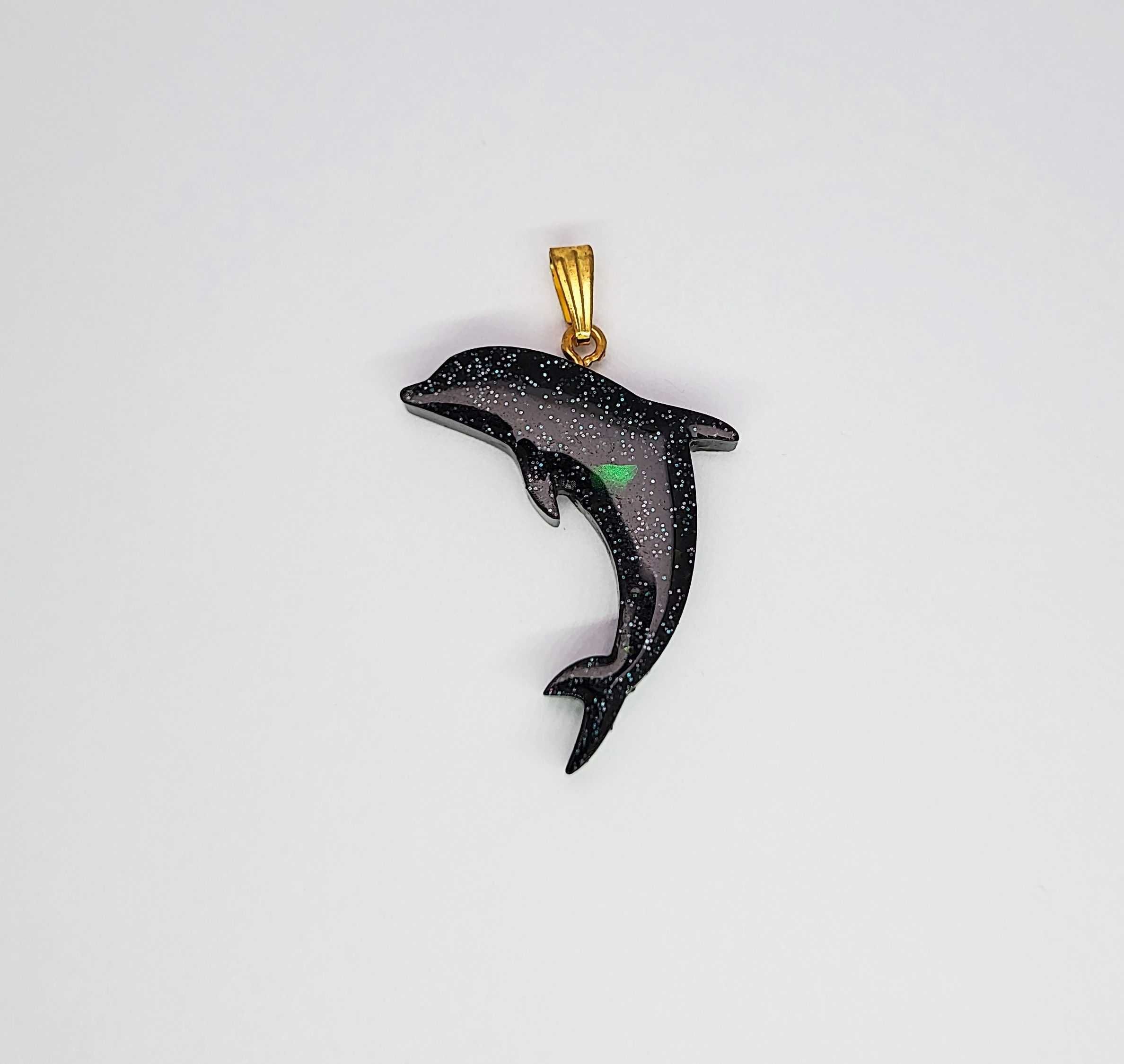 Zawieszka czarny delfin holo brokat złoty kolor rękodzieło żywica