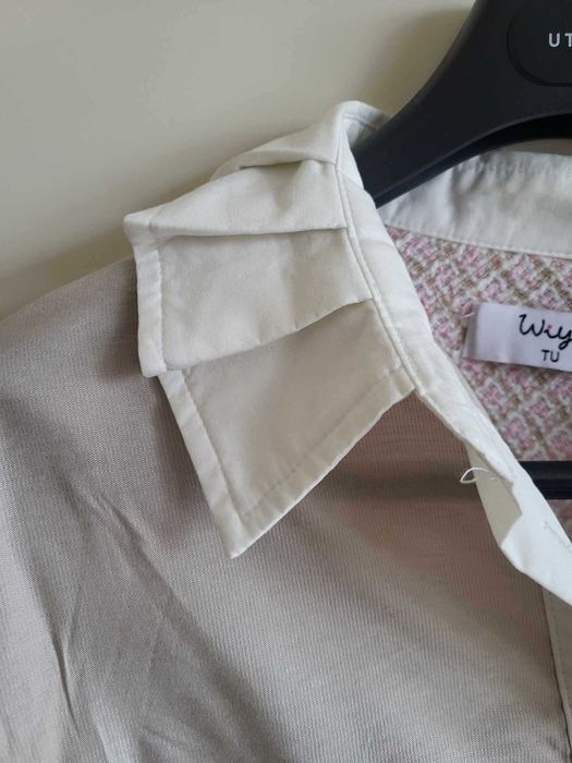 Camisa Bege com Chanel Cruzado Branco e Rosa