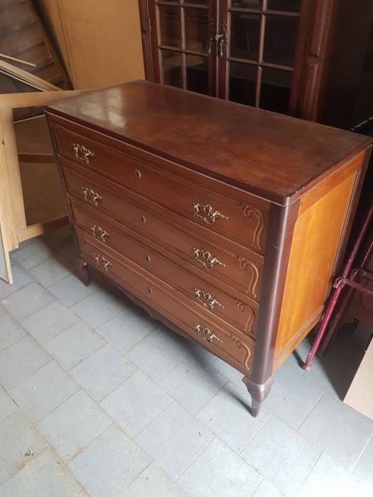 Comoda antiga de estilo