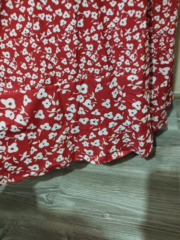 Piękna długa,kwiecista czerwona sukienka w kwiaty, r. L,XL.