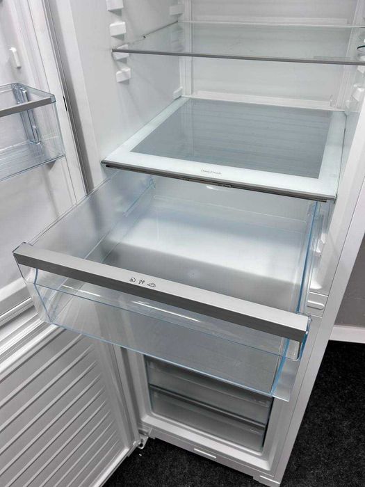 Скляний чорний холодильник Miele KFN4393 FD ws