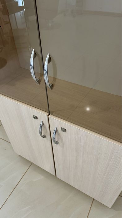 Скляна вітрина(шкаф)для салону краси,магазину