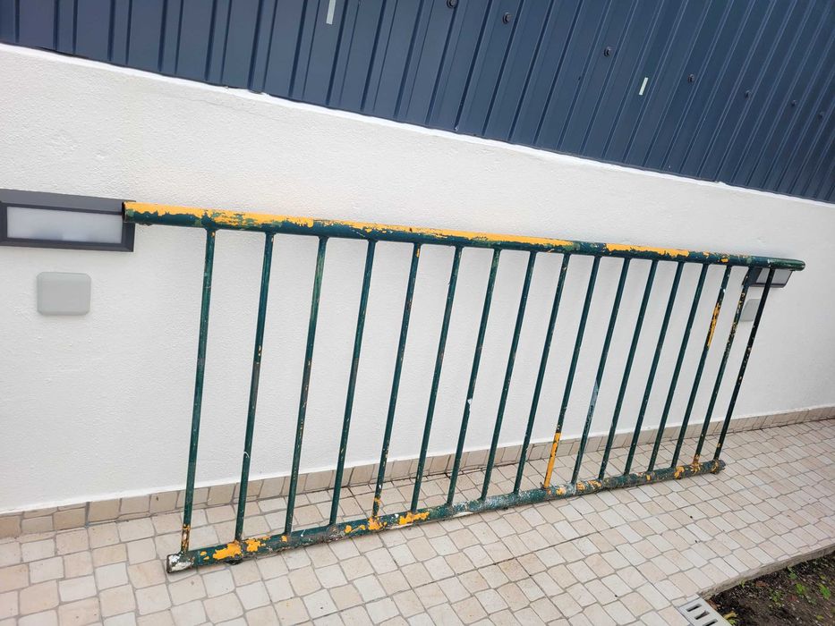 Grade de ferro com 2,15 m de largura e 84 cm de altura