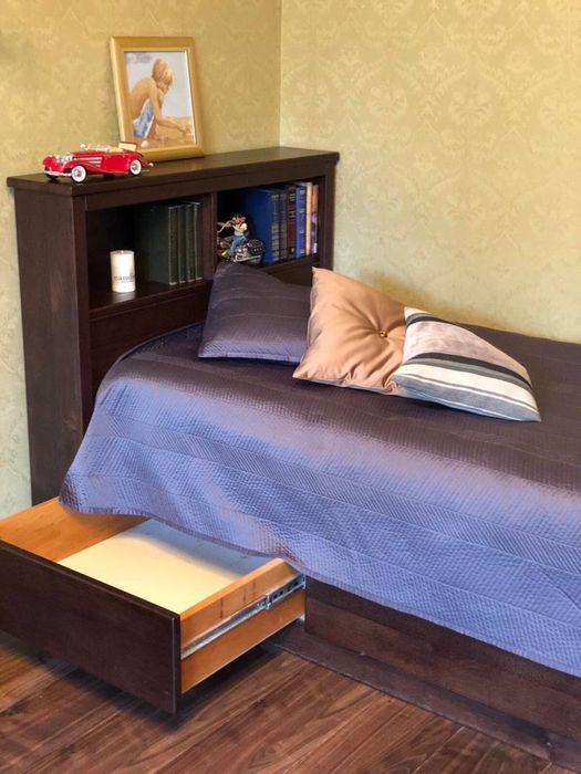 Ліжко з цільного дерева з матрасом