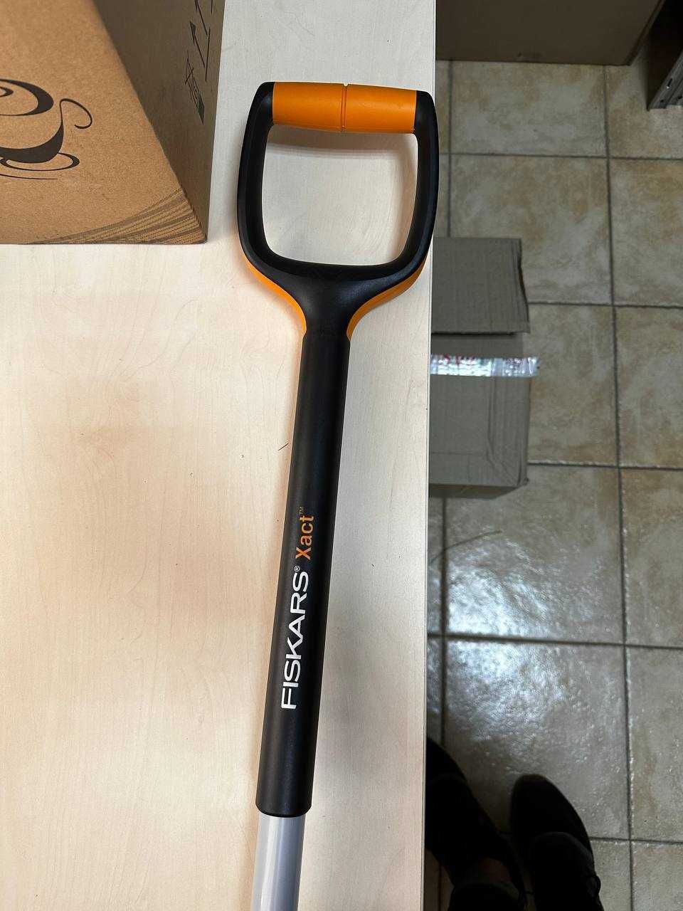 Лопата садовая Fiskars Xact закругленная