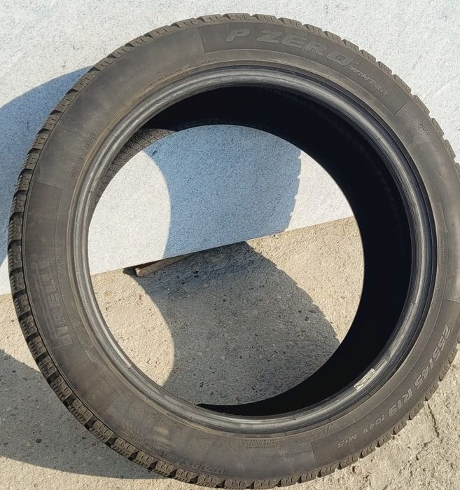 Opony zimowe 19/255/45 Pirelli 
w bardzo dobrym stanie