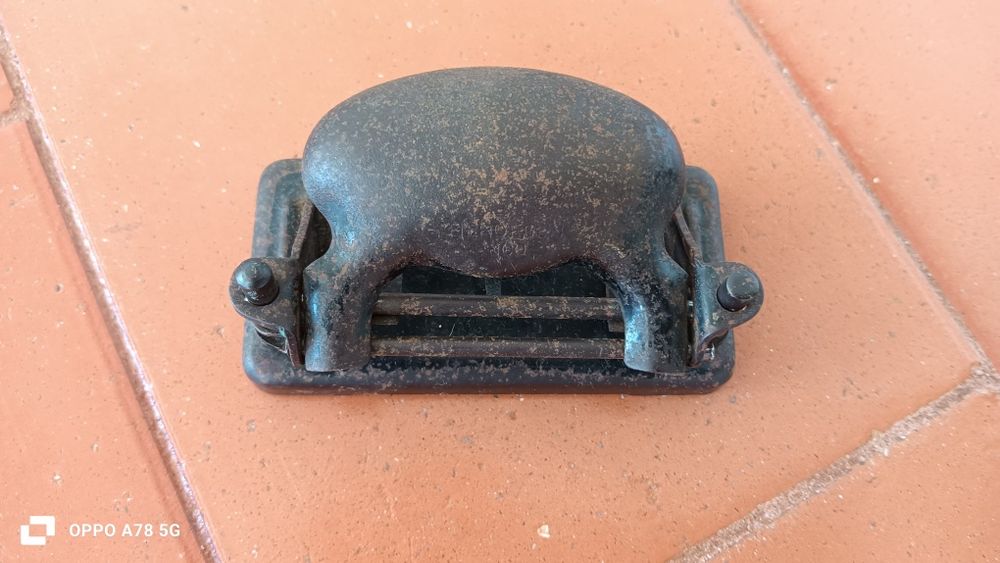 Furador de papel antigo