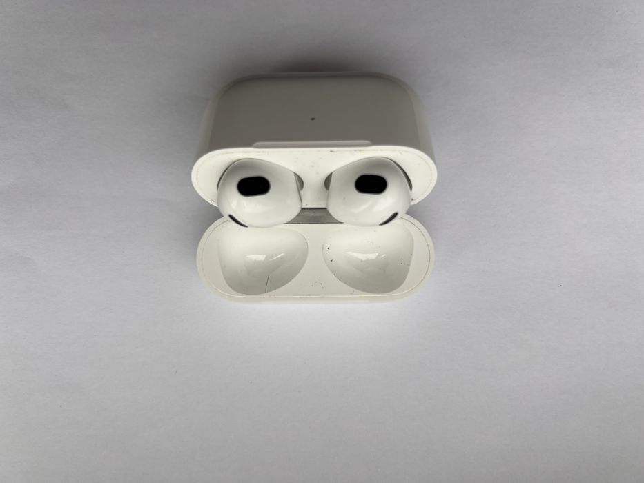 Продам Apple AirPods 3 кейс+1 робочий навушник