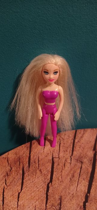 Mattel Polly Pocket mini laleczka w różowym stroju 2008 r.