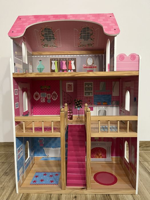 Drewaniany domek dla lalek